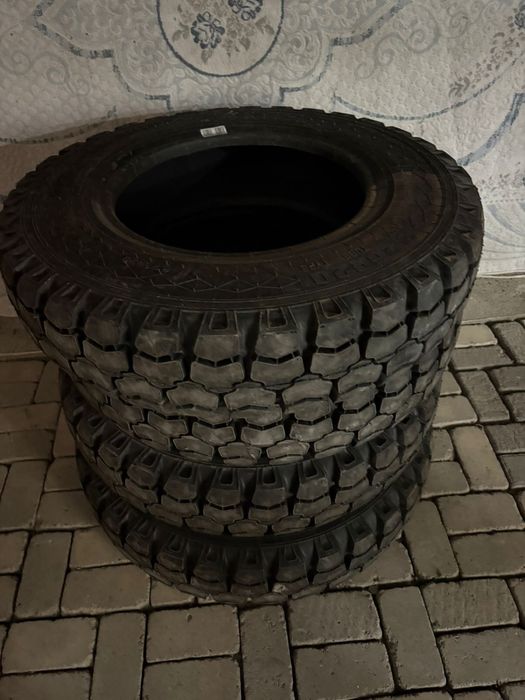 Покрышка 4 шт новый 8,25R20