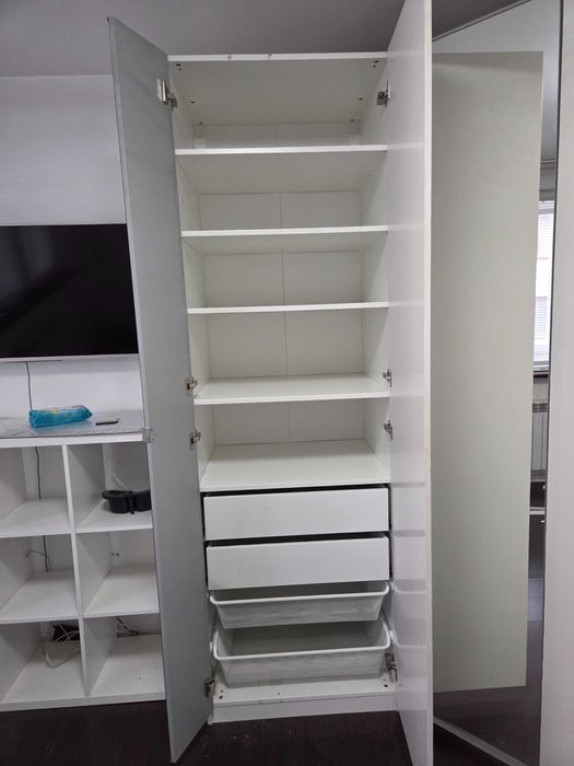 Гардероб ъглов с три корпуса и огледала