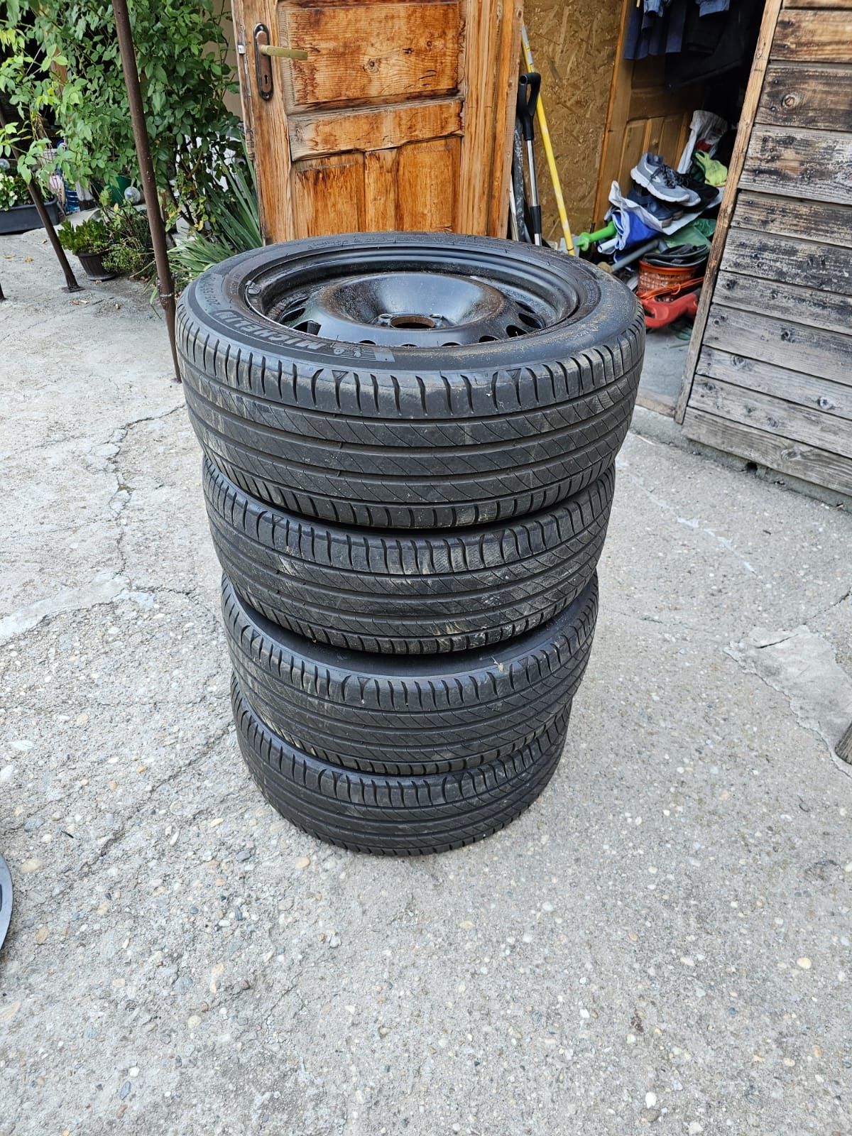 Jante noi tabla + anvelope vara Michelin ca NOI / 205 55 R16 / 4x100