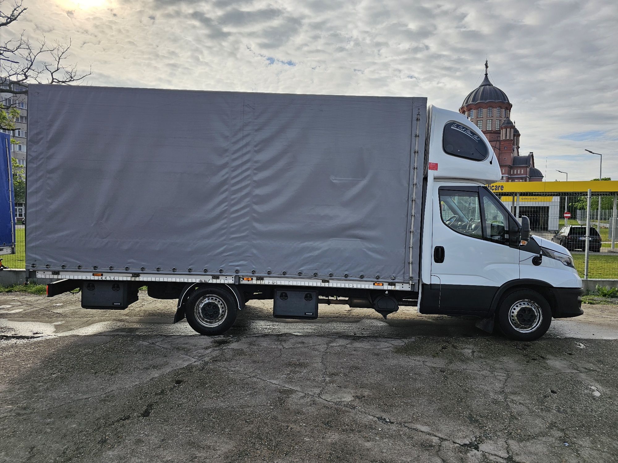 Firma de transport din 01.09.2022 - 2 buc Iveco Daily din 2021