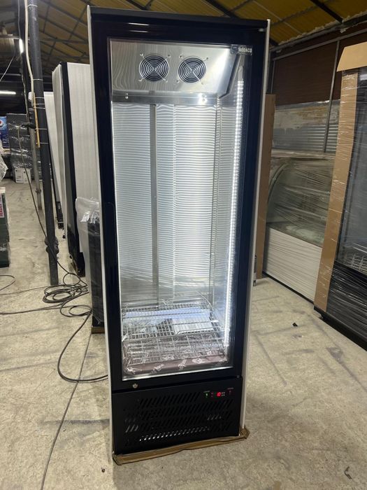 Vitrina frigorifica neagra cu racire prin ventilatie