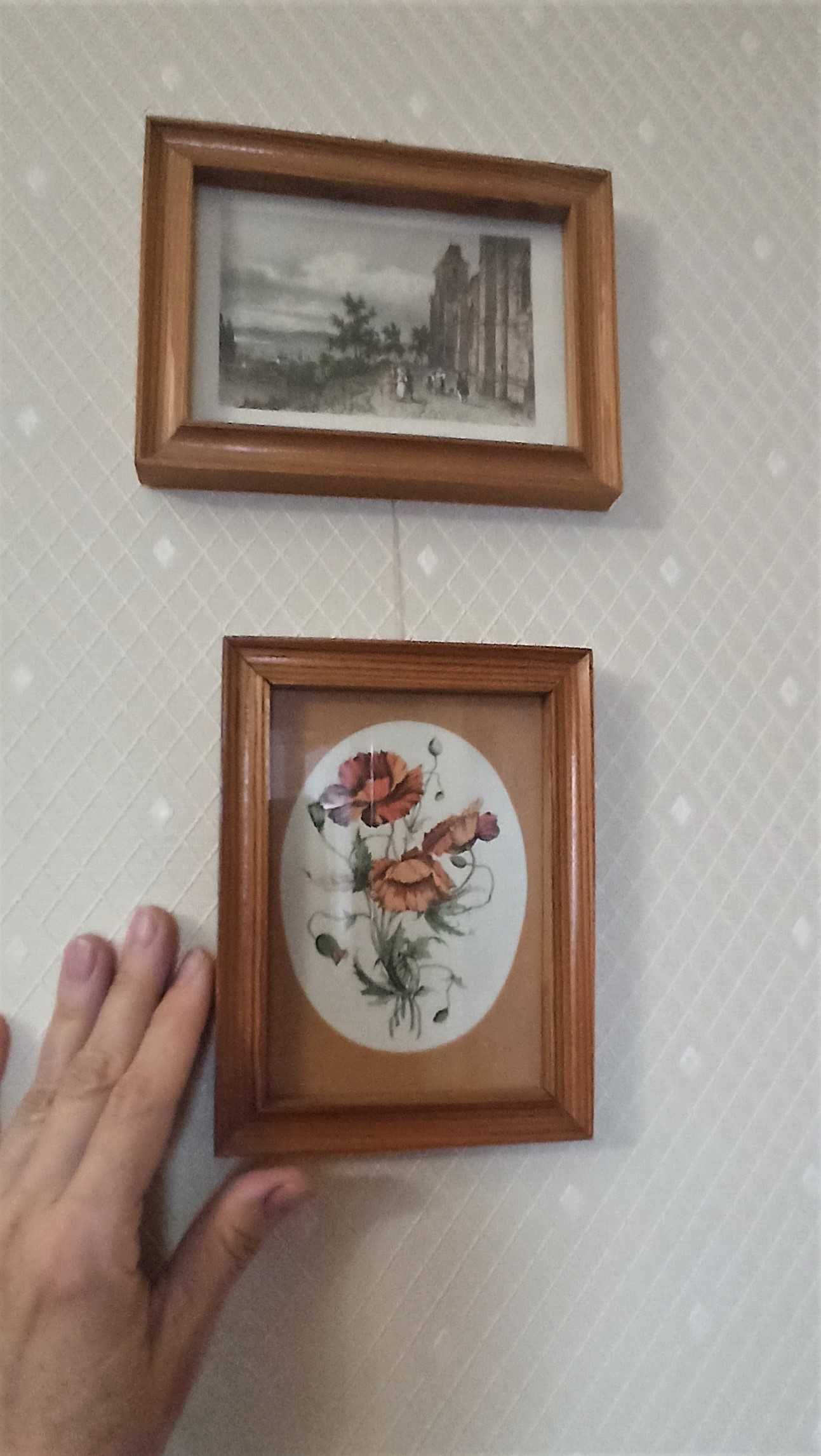 Две парные картины в деревянных рамах под стеклом.