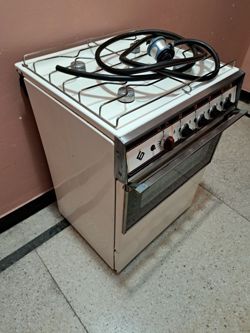 Газова печка с 4 котлона и фурна