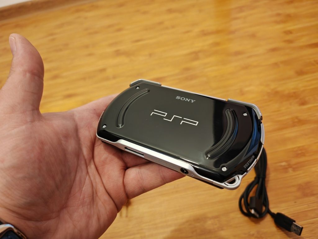 Sony Playstation Portabil PSP GO  , ca nou, charger original.