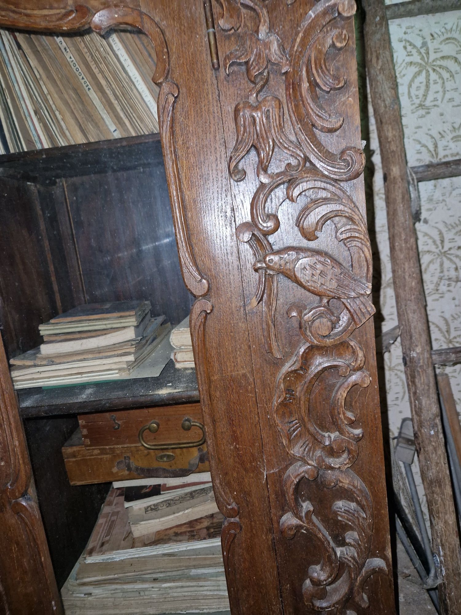 Biblioteca veche de stejar sculptata manual