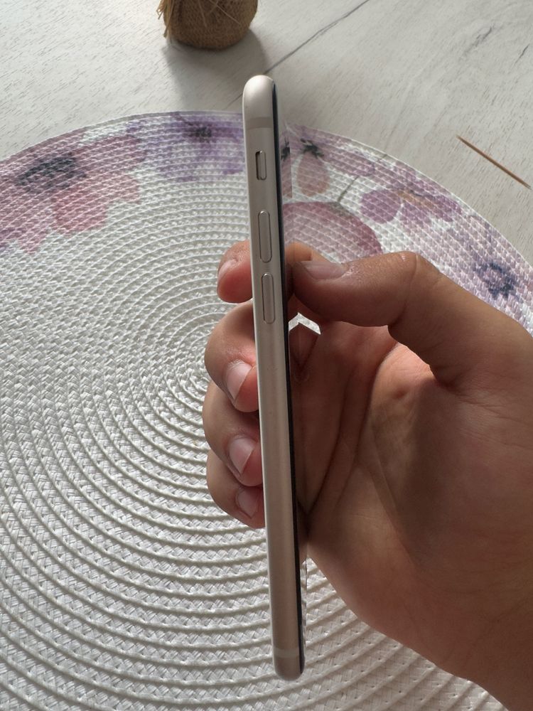 Продавам телефон: Iphone SE 3