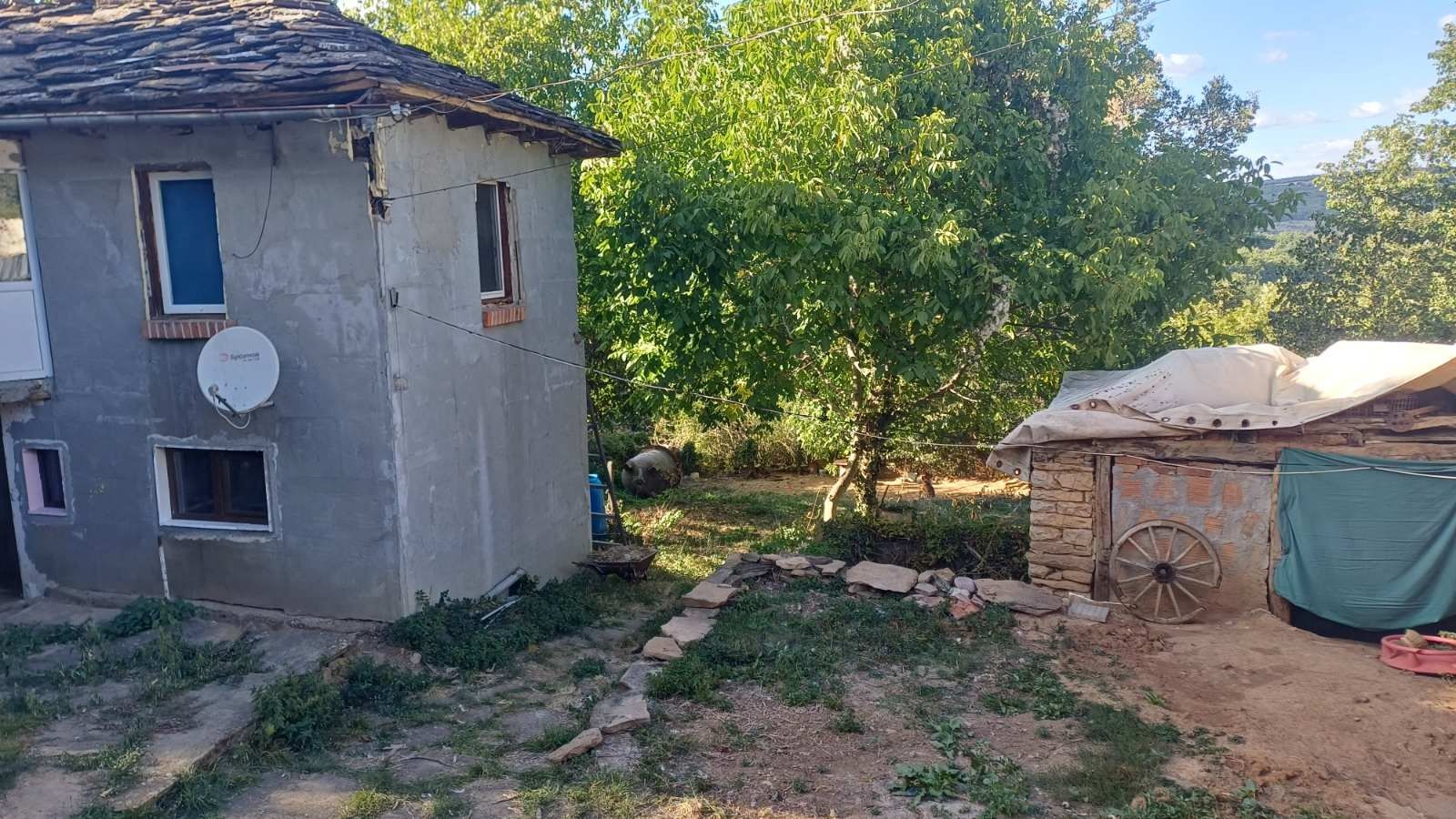 Продава се къща с дворно място