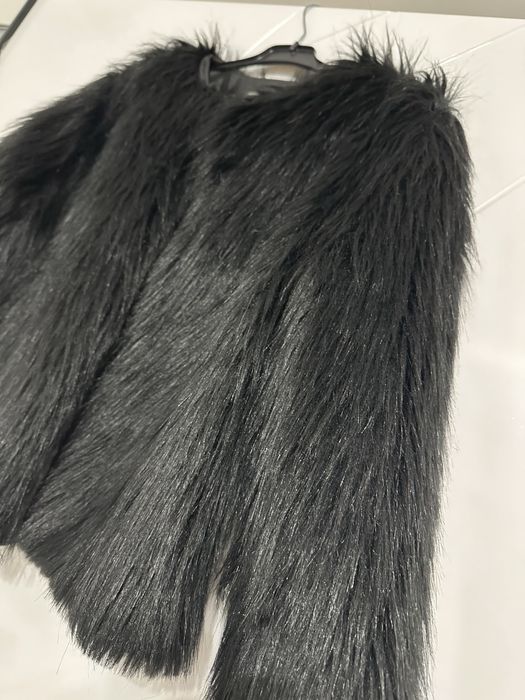 Haina din blană artificială neagră – look elegant și glam