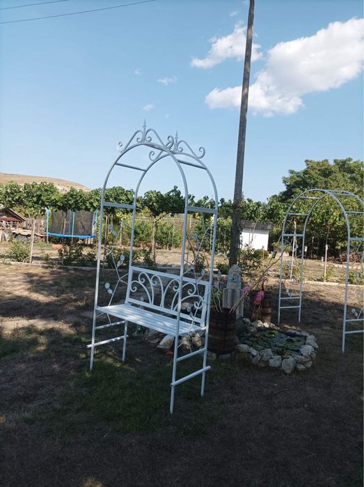 Арка със пеика за цветя