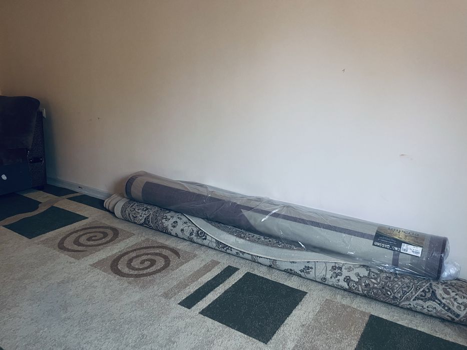 ковер домашнии один б/у один новый 1подарок