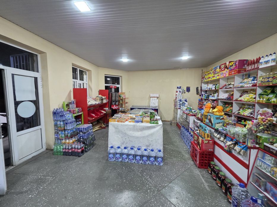 Magazin sotiladi 100 kvadrat. Nejiloy.