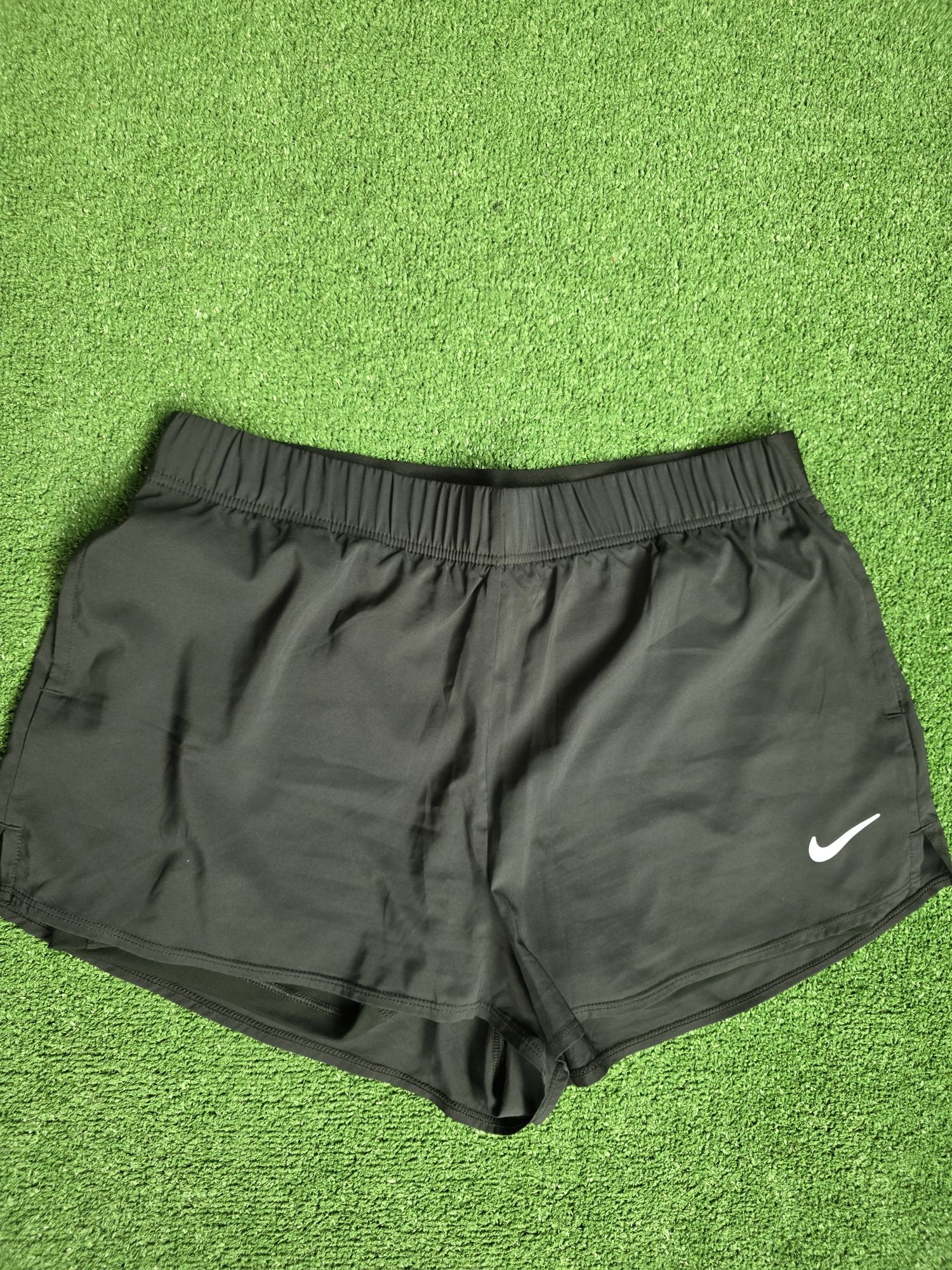 Къси панталони или потник за спорт Nike