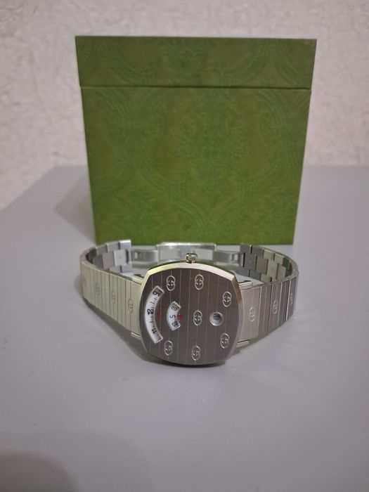 Gucci jump hour watch