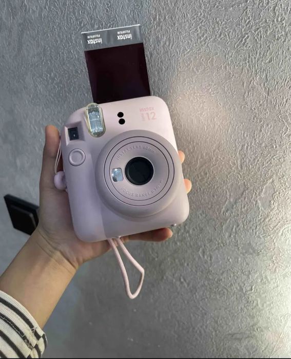 Продаётся б/у камера Instax Mini 12, в хорошем состоянии.