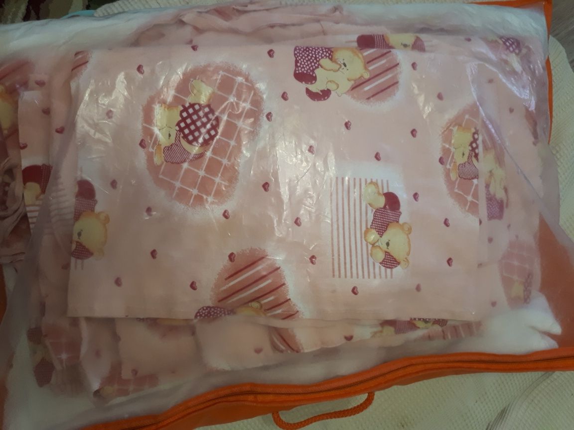 Набор постельного белья: одеяло, подушка, бортики для детской кроватки