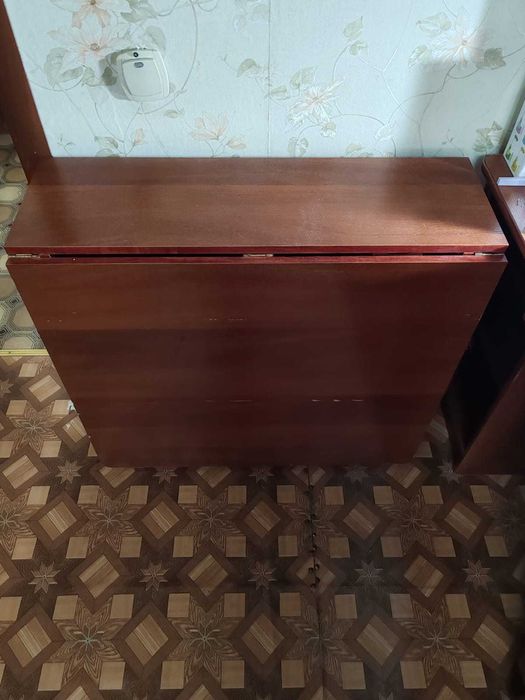 Продам стол-книжку в хорошем состоянии