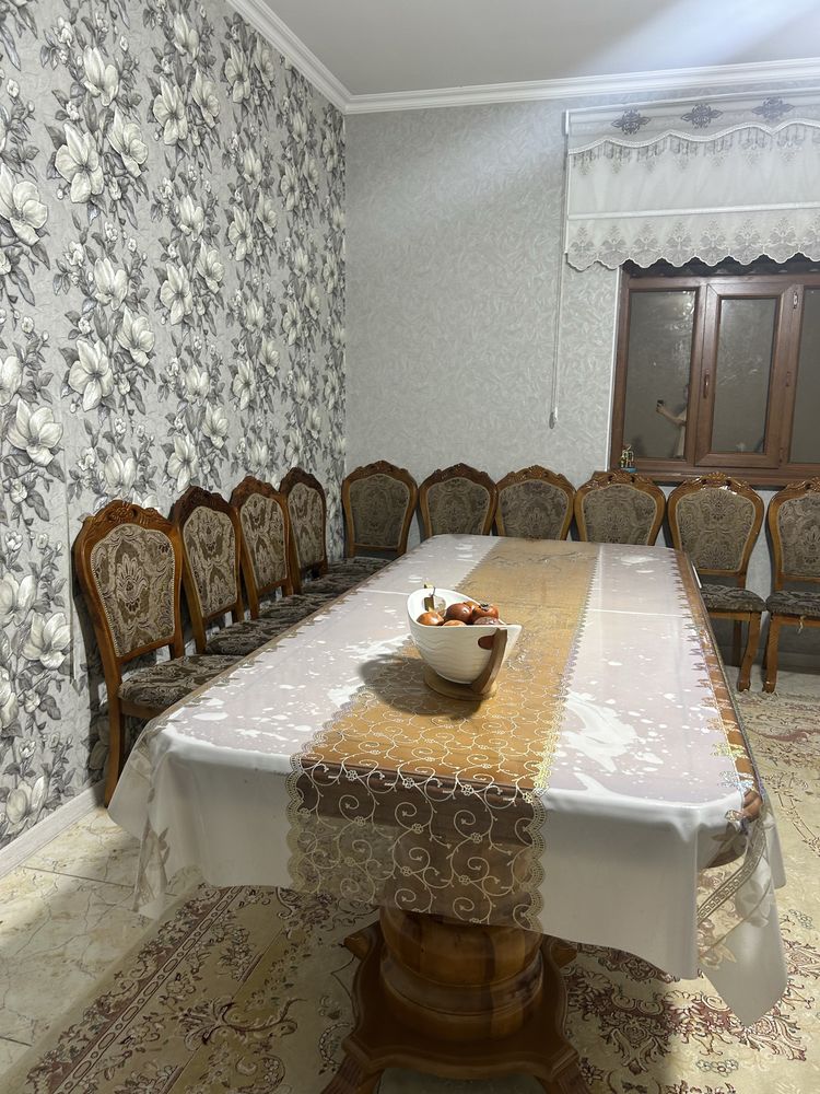 Кухонный стол с стулями
