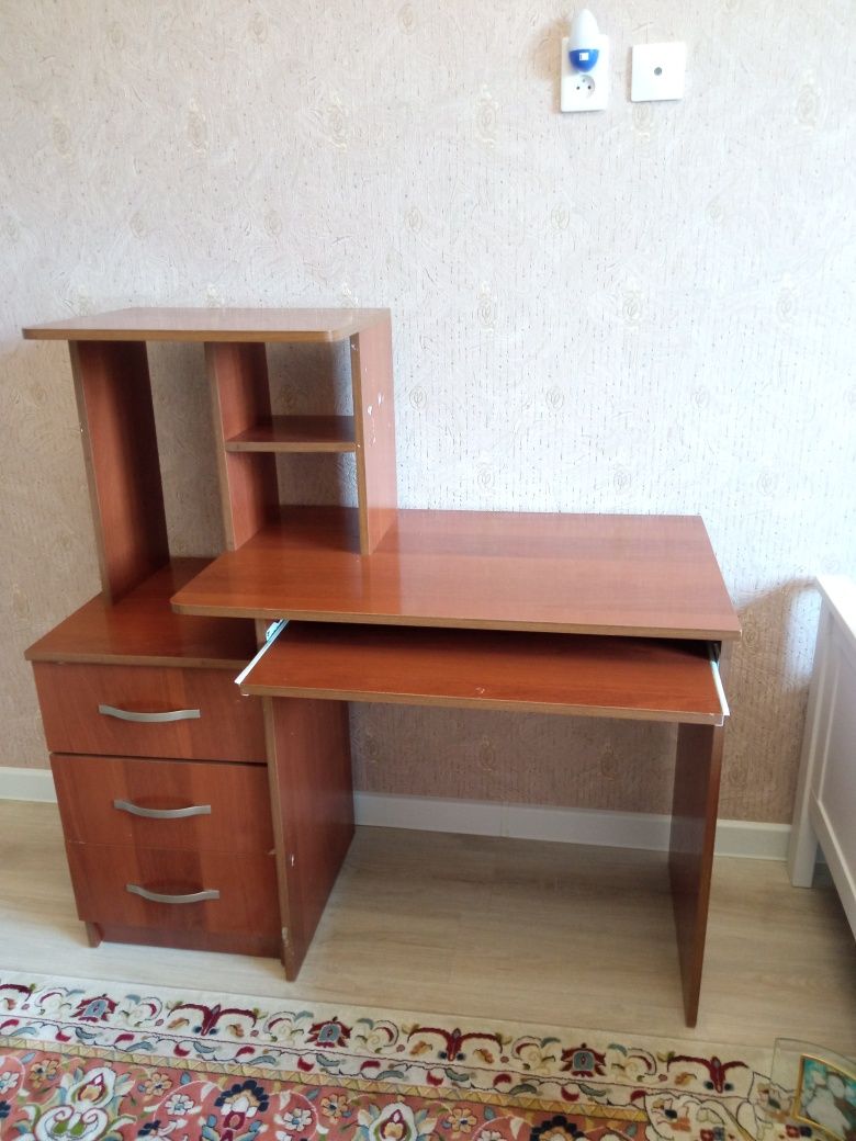 Стол для занятий.Находится дома рядом с микр.НҰРСӘТ .