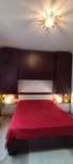 Set modern de  dormitor pe perete, cu pat alb incadrat, alb-visiniu