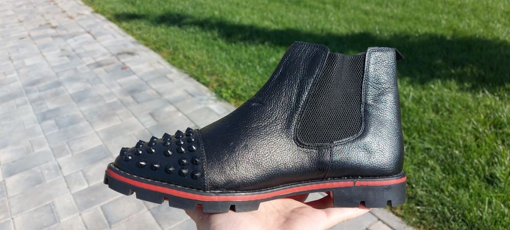 Ghete chelsea din piele cu tinte Louboutin pe 2 nuante