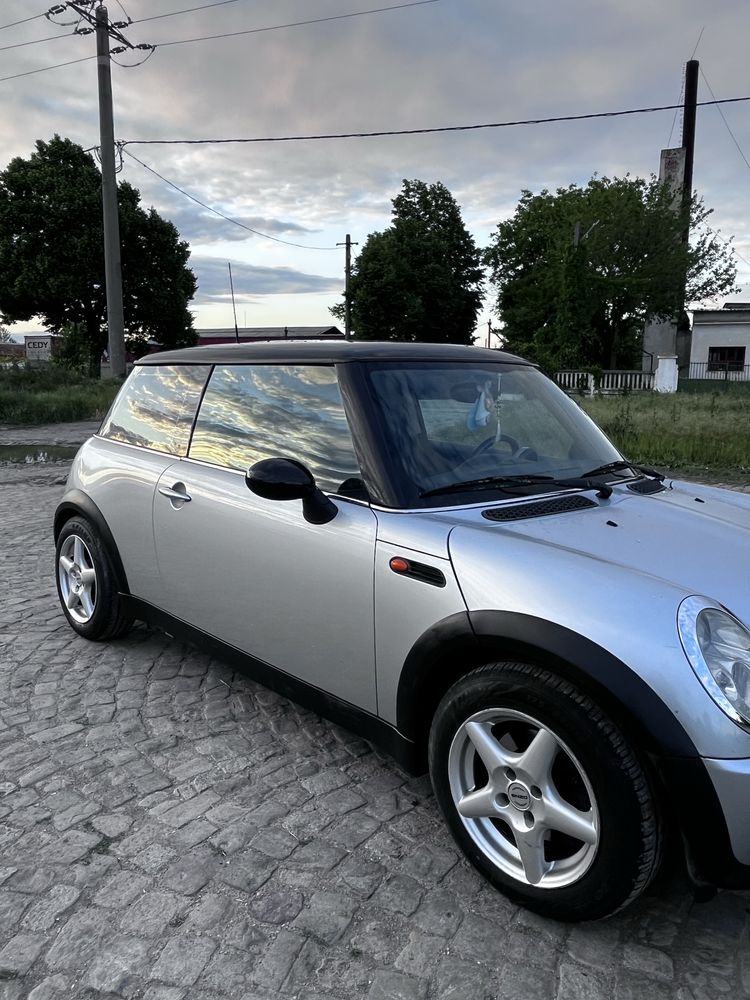 Mini Cooper R50.