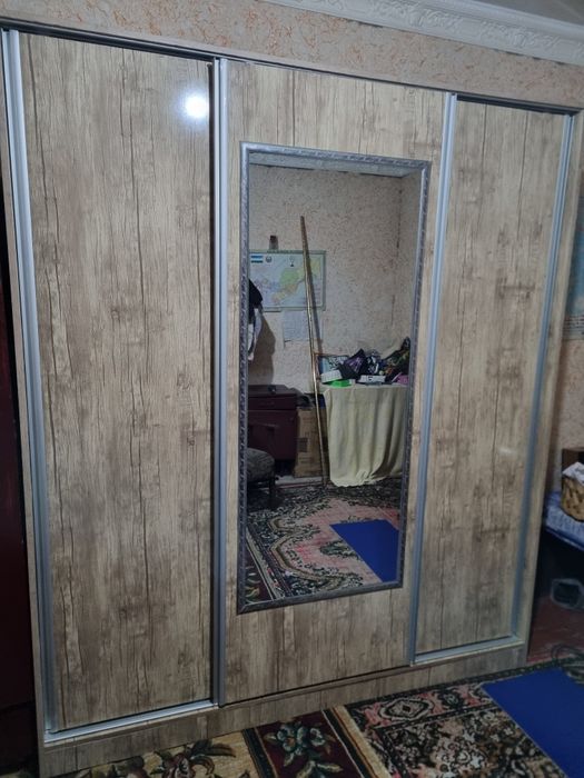 Shkaf xolati yangi eni 1.83ga .boyi 2.15 bitta qolgani uchun arzon m