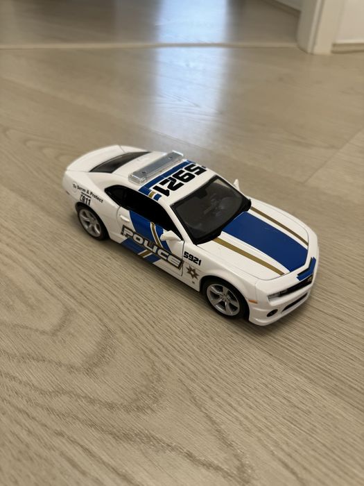 Masina metalica de politie la care se deschid usile si capota