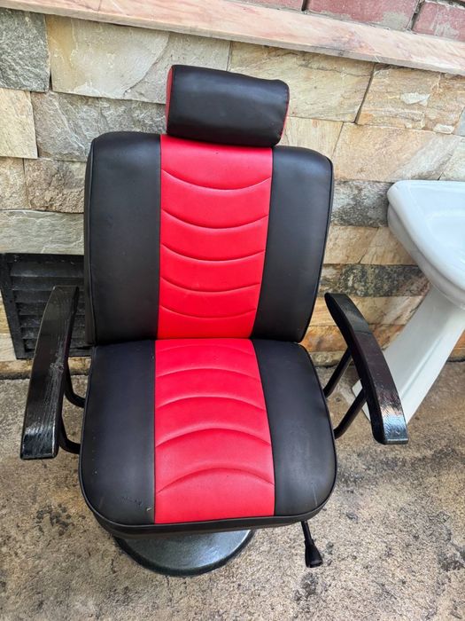 Продается недорого, кресло в салон красоты и кушетка под мойку,идеал