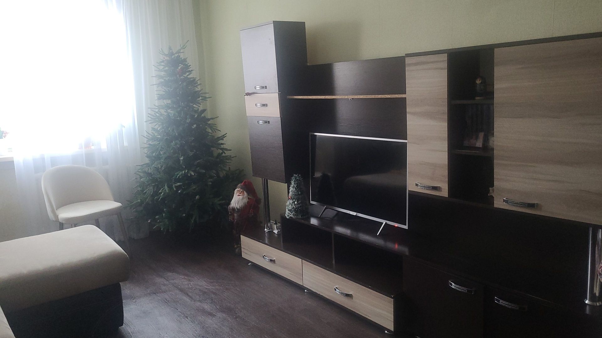 Стенка, в отличном состоянии, стол в подарок