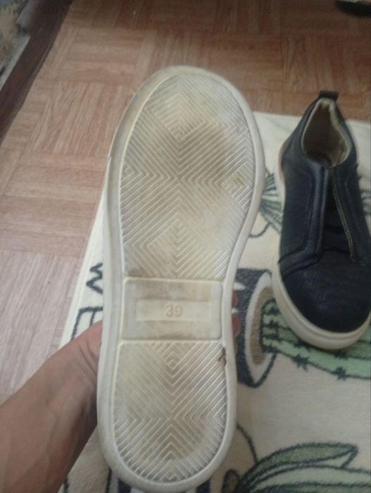 Классическая кроссовка размер 39, стелька 35, цена хорошая, в хорошем