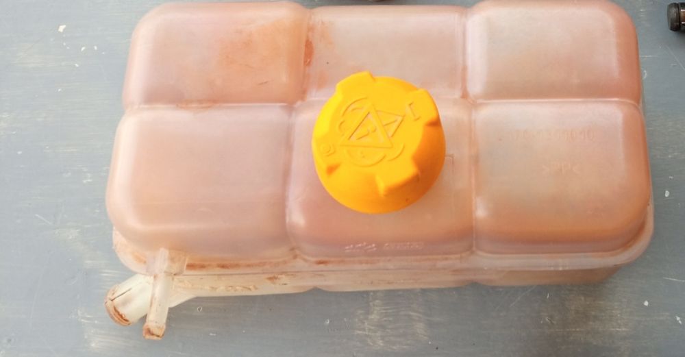 Расширительный бачок на приору.