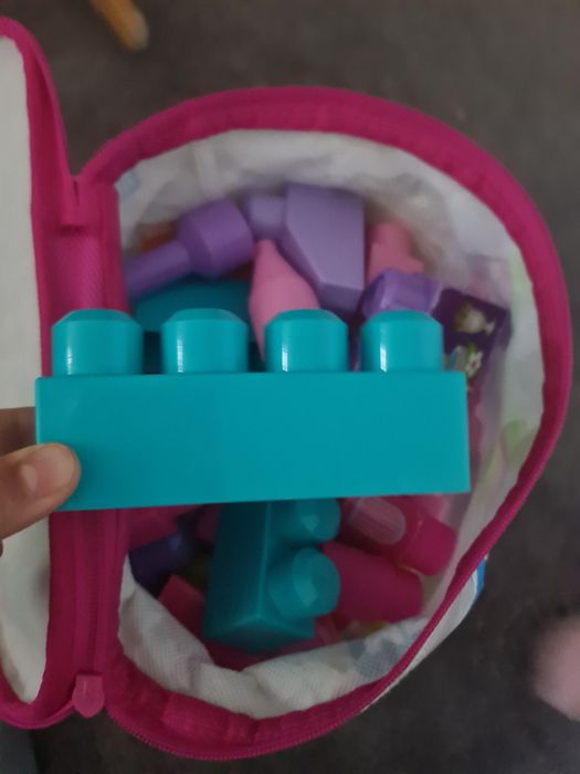 80 piese lego foarte mari.Am si puzzle-uri. Detalii privat.