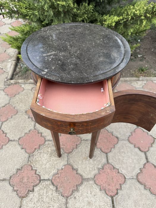Comodină vintage cu blat de marmură și intarsii – stil Louis XVI