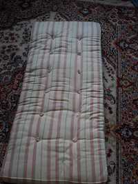 Детская кровать в рабочем состоянии  с матрасом. Размер 1,4 м*0,5 м