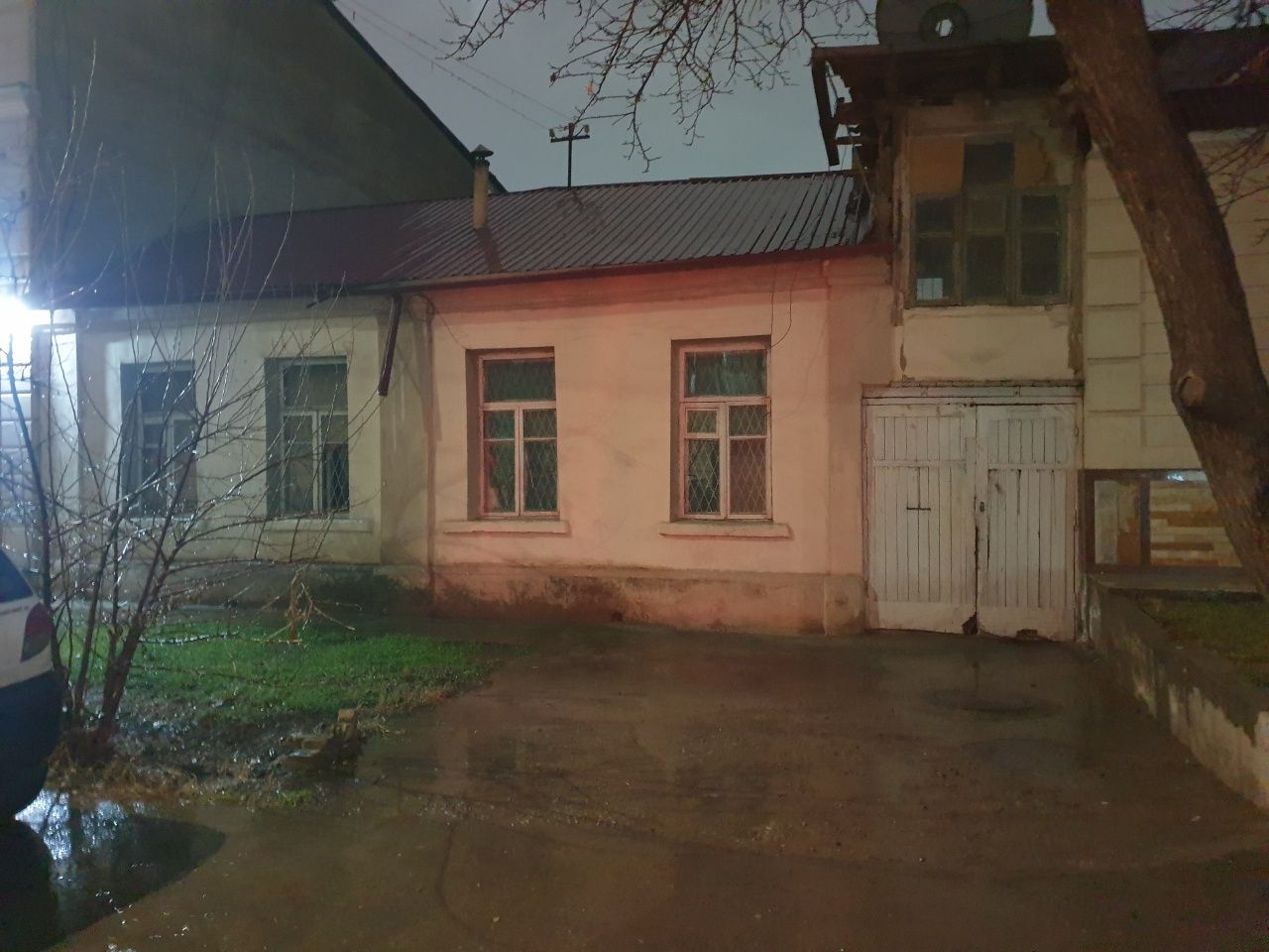 Участок в центре города. Старый дом на перестройку