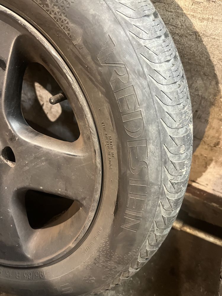 4 броя зимни гуми с джанти 195/65 R15