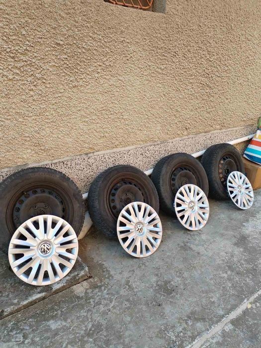 Продавам зимни гуми със стоманени джанти и оригинални тасове 15 цола.