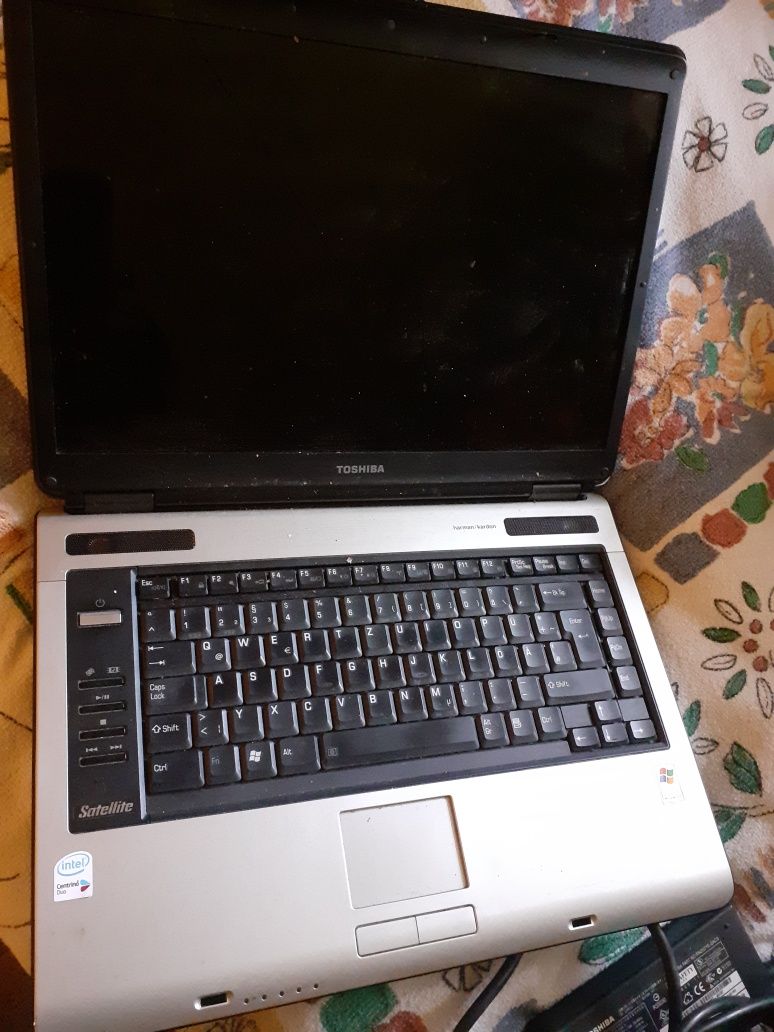 Laptop Toshiba cu încărcător în stare de funcționare