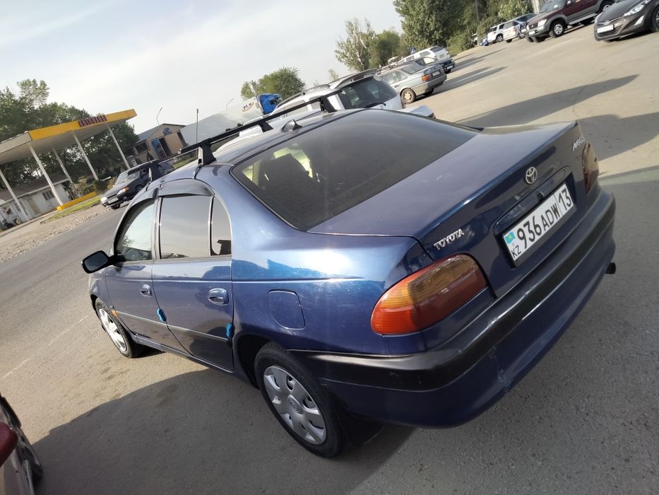 Тойота авенсис 2002