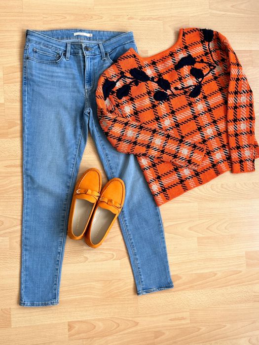 Оранжев пуловер с интересен гръб Intrend Maxmara и деним Levi’s 28