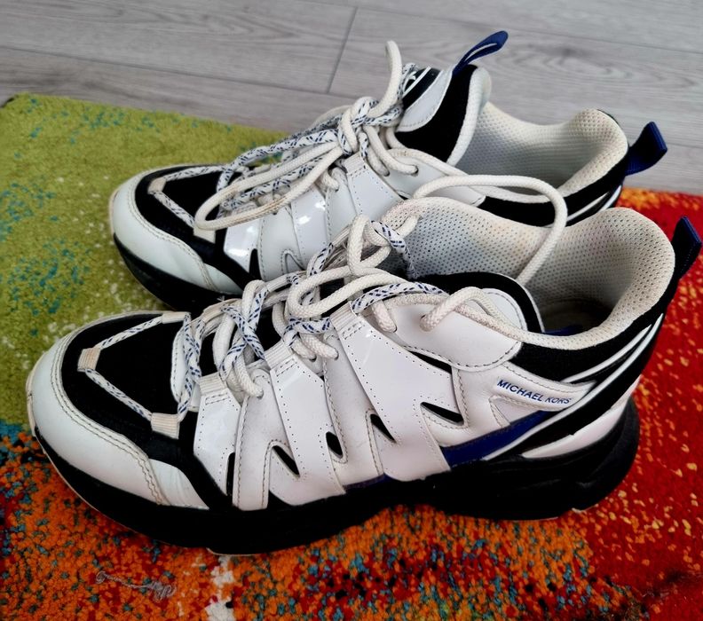 Vând pantofi sport