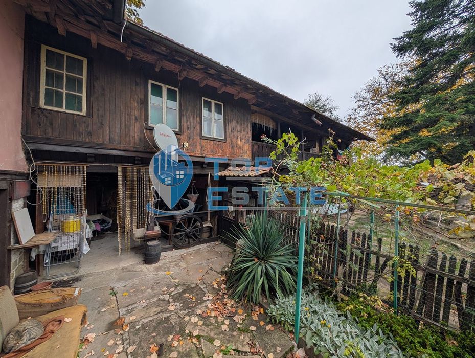 Двуетажна автентична къща с голям двор в село Лесичарка