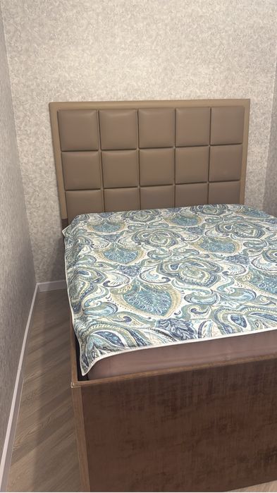 Продаю двухспальную кровать с матрасом