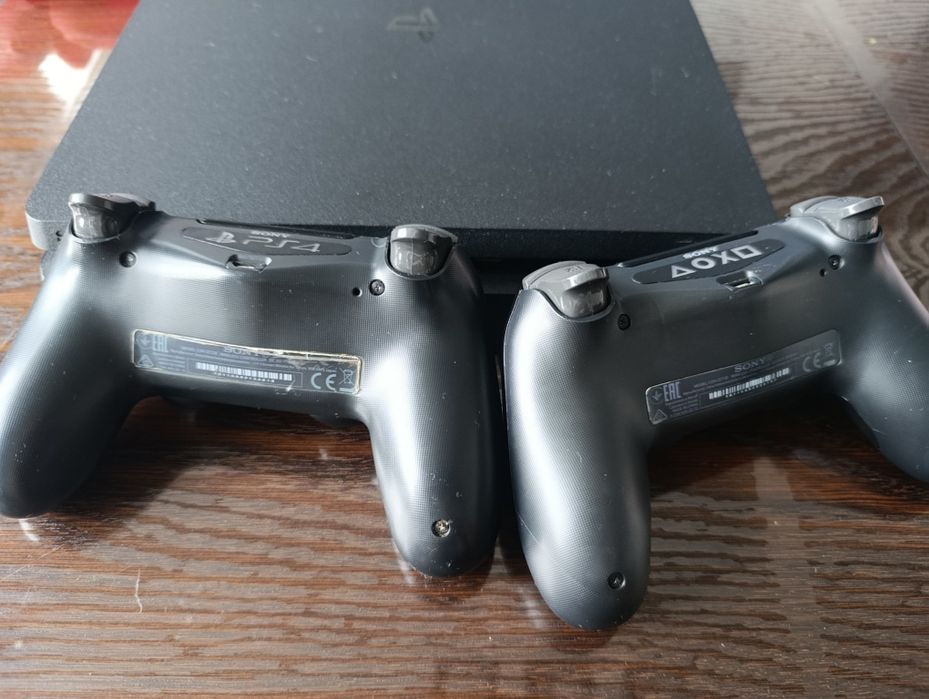 Play Station 4 Slim 1TB  и 2 контролера