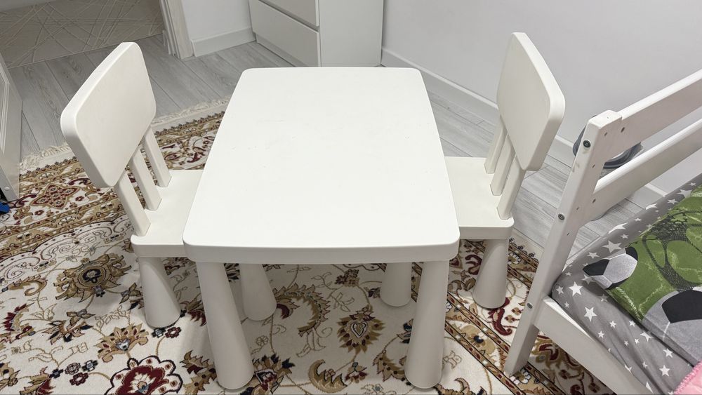 Детский стул с двумя стулями от ИКЕА