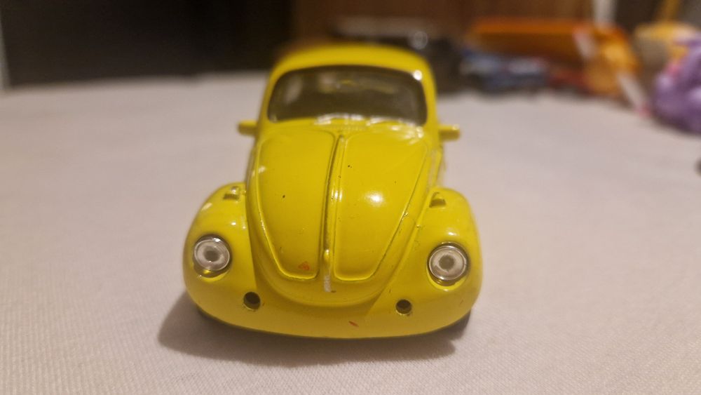 Метални коли със следи от употреба