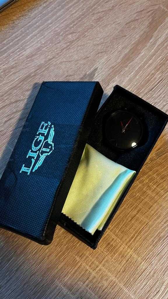2 броя чисто нови оригинални мъжки дамски черни часовници