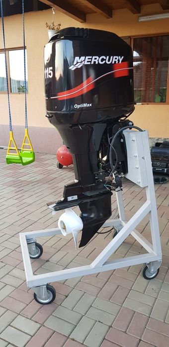 Barca cu motor semicabinata