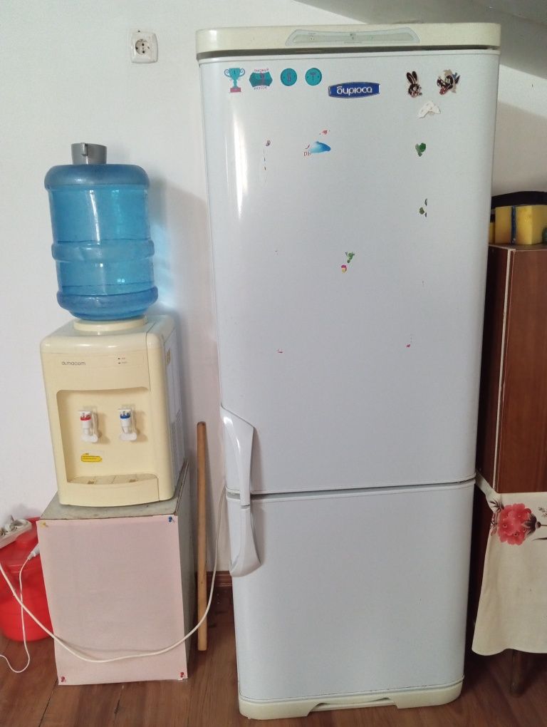 Продаётся 2 холодильника. 1 не охлождает, 1 не работает.