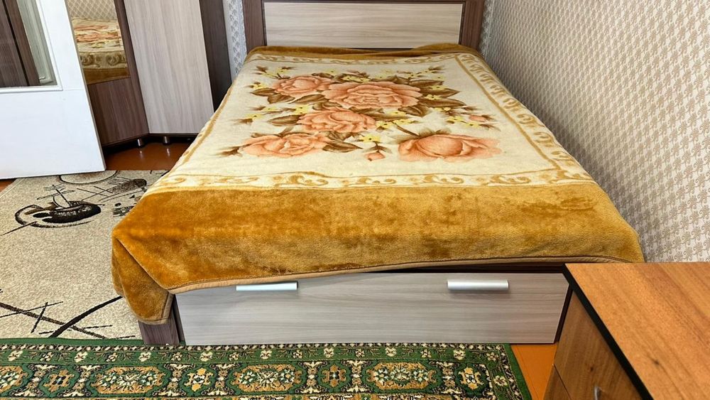 Продам срочно спальный гарнитур с матрасом